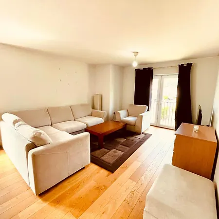 2 Bed Luxury Flat Nxt To Station Apartment London Exterior photo